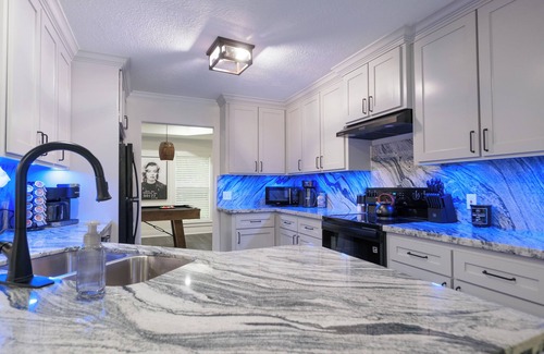 Lake Charles Casa | The Gambler: Luxe Pool, Pool Table, Gazebo W/70' TV, Fast WiFi & Casino Nearby