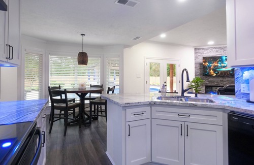 Lake Charles Casa | The Gambler: Luxe Pool, Pool Table, Gazebo W/70' TV, Fast WiFi & Casino Nearby
