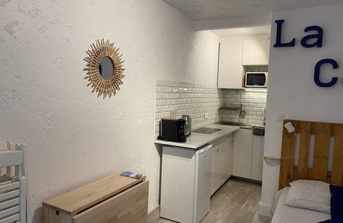 La Capte Apartamento | Le Jardin-Estudio-Diseñador-Baño con ducha-Vista al Jardín