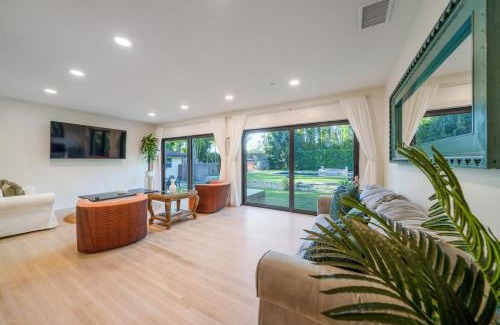 Homestead Casa | The Garden House Hot Tub Pool and Lush Garden Oasis