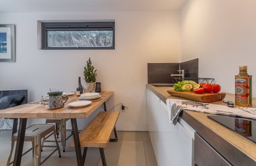 Plumpton Green Apartamento | The Garden Room is the perfect romantic retreat for couples seeking an escape