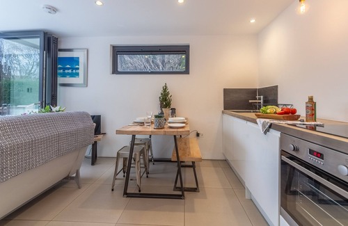 Plumpton Green Apartamento | The Garden Room is the perfect romantic retreat for couples seeking an escape