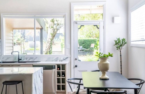 Soldiers Hill Cabaña | The Gardens: High-end Heritage Cottage in Ballarat