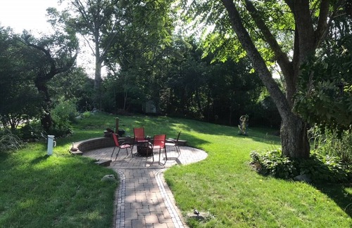 Clinton Cabaña | The gardners Cottage 1 mile from long Island Sound - pet friendly