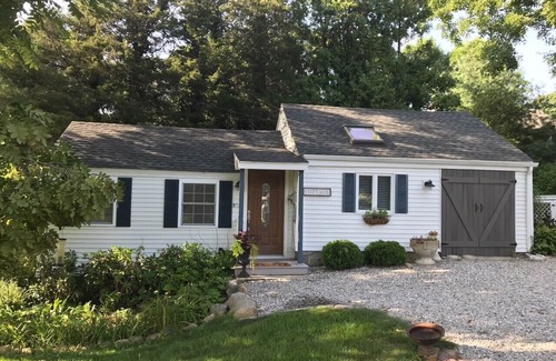 Clinton Cabaña | The gardners Cottage 1 mile from long Island Sound - pet friendly