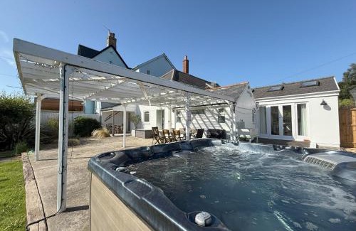 Freshwater Bay Apartamento | The Gate-Stunning Garden Apartment with Hot Tub in Freshwater Bay