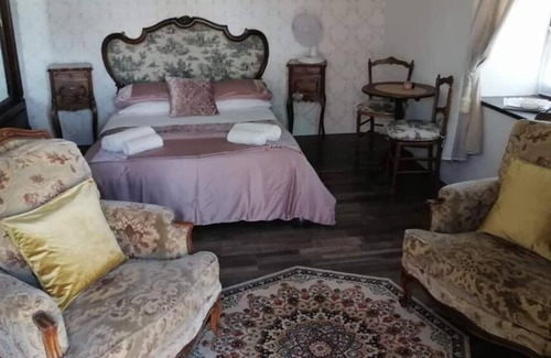 Taize-Maulais Apartamento | The Gatekeepers Cottage single room studio appartment, kitchen, bathroom