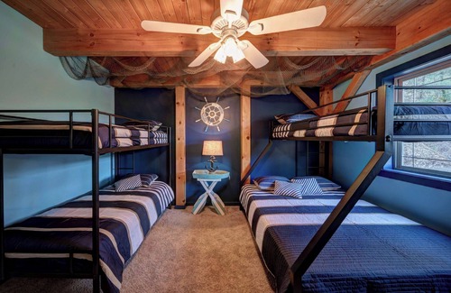 O'Brien Cabina | The Gathering Place at Shasta Lake! Sleeps 24!