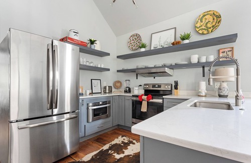 Radcliffeborough Apartamento | The Gemstone Suites | Only 2 Blocks to King!