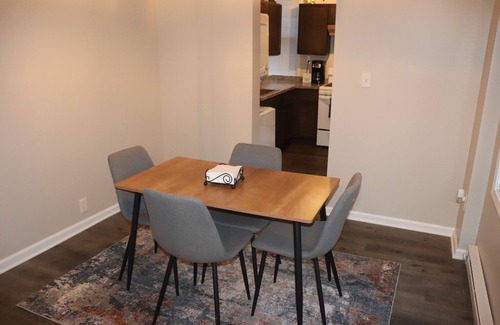 Geneva Apartamento | The Geneva Getaway- remodeled apartment walking distance from downtown Geneva