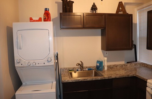 Geneva Apartamento | The Geneva Getaway- remodeled apartment walking distance from downtown Geneva