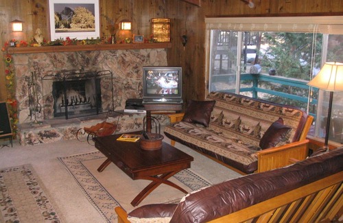 Wrightwood Casa | The Getaway Chalet - 3bd, 2ba, espaciosas y bien amuebladas Inicio espaldas a Fores