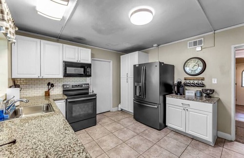 Winston - Salem Casa | THE GIANT! Downtown! Sleeps 16! 7 bd/4 Ba -10 beds