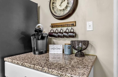Winston - Salem Casa | THE GIANT! Downtown! Sleeps 16! 7 bd/4 Ba -10 beds
