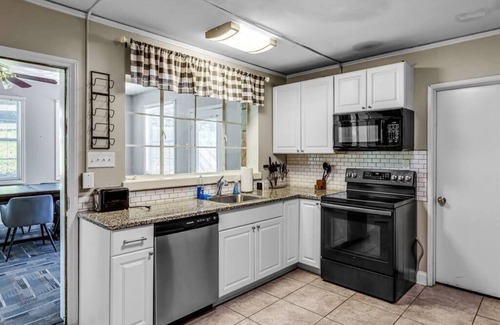 Winston - Salem Casa | THE GIANT! Downtown! Sleeps 16! 7 bd/4 Ba -10 beds