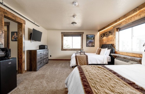 West Yellowstone Hotel | The Glacier Queen Suite