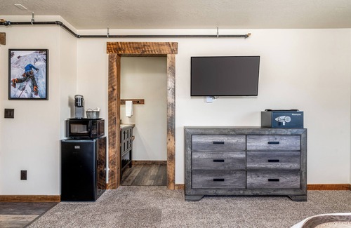 West Yellowstone Hotel | The Glacier Queen Suite