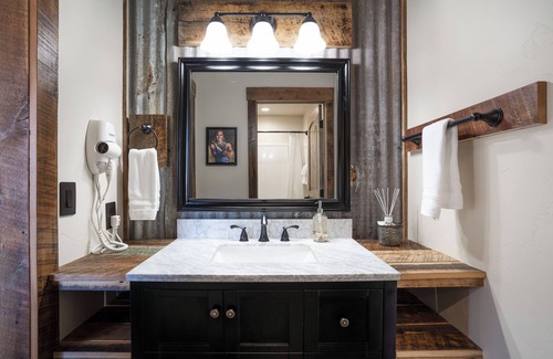 West Yellowstone Hotel | The Glacier Queen Suite