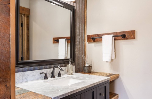 West Yellowstone Hotel | The Glacier Queen Suite