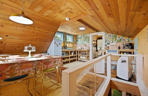Wilmington Apartamento | The Glass Garden - 60s/70s Retro-Themed Apartment