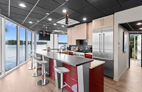 Terrell Casa | The Glass Mansion w/Optional Boat Rental