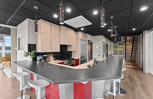 Terrell Casa | The Glass Mansion w/Optional Boat Rental