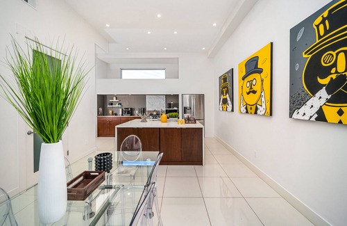 South Side Flats Casa | The Glassy House, Chic, Modern, 40ft Atrium, In South Side Pittsburgh