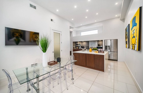 South Side Flats Casa | The Glassy House, Chic, Modern, 40ft Atrium, In South Side Pittsburgh