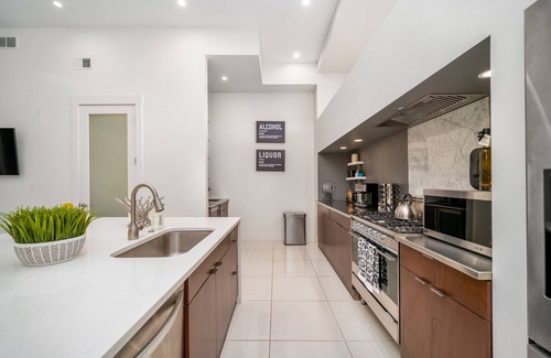 South Side Flats Casa | The Glassy House, Chic, Modern, 40ft Atrium, In South Side Pittsburgh