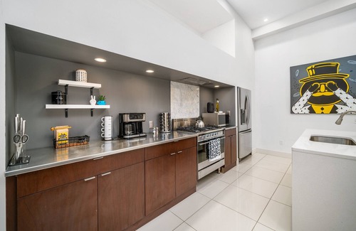 South Side Flats Casa | The Glassy House, Chic, Modern, 40ft Atrium, In South Side Pittsburgh