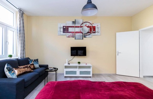 Funfhaus Apartamento | The Glowing Ruby | By Radiant Apartments