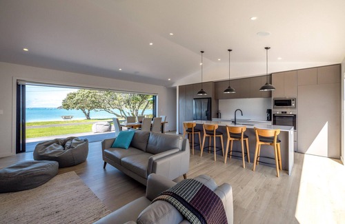 Blackpool Casa | The Golden Pohutukawa - Beach House - The Golden Pohutukawa - Beach House is a newly built, premium holiday home in an absolute beach front location. With two bedrooms one king and one queen and two bathrooms, this is a wonderful option for up to 4 g