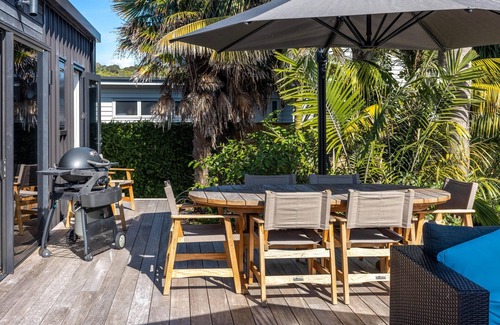 Blackpool Casa | The Golden Pohutukawa - Beach House - The Golden Pohutukawa - Beach House is a newly built, premium holiday home in an absolute beach front location. With two bedrooms one king and one queen and two bathrooms, this is a wonderful option for up to 4 g