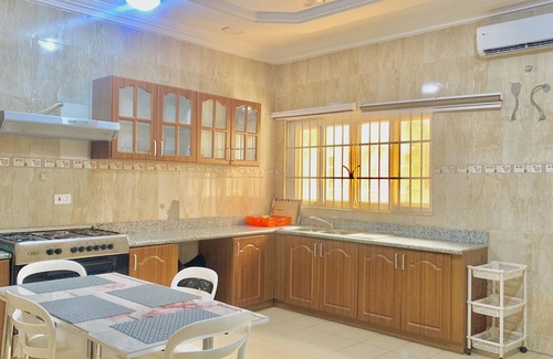 Teshie Apartamento | The Golden Suite 15 mins from the airport for family, friends and Office Works