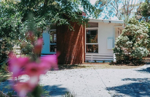 Balnarring Cabaña | The Good Place: cute cottage with lush garden. Walk to cafes, brewery & shops.