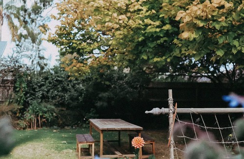 Balnarring Cabaña | The Good Place: cute cottage with lush garden. Walk to cafes, brewery & shops.