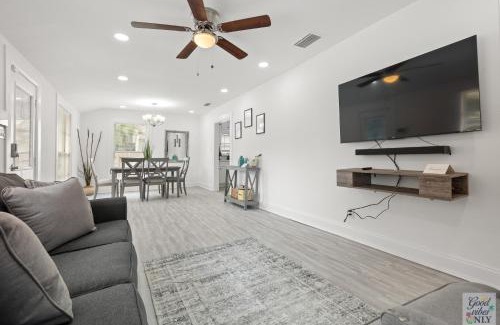 Tampa Casa | The Good Vibes Only Cottage