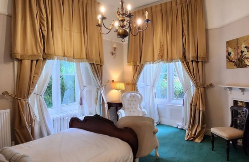Bristol Otro | The Gothic Mansion hosting large family reunions, weddings & corporate events.