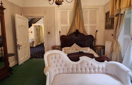 Bristol Otro | The Gothic Mansion hosting large family reunions, weddings & corporate events.