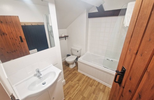 Ivinghoe Cabaña | The Granary - a thee bedroom, one bathroom that sleeps 5 guests in 3 bedrooms