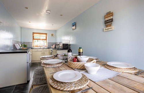 Llanfaelog Casa | The Granary at Glan Gors, una encantadora casa de campo en una ubicación serina
