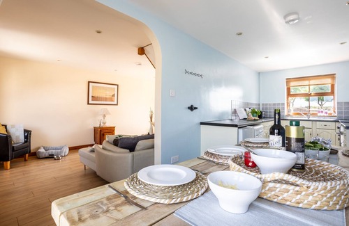 Llanfaelog Casa | The Granary at Glan Gors, una encantadora casa de campo en una ubicación serina