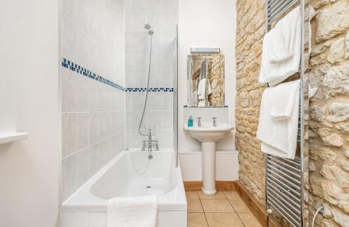 Chackmore Apartamento | The Granary self-catering cottage on a working farm