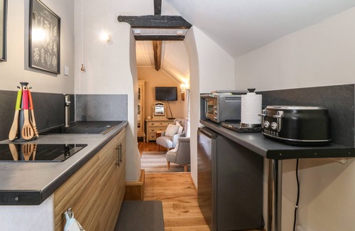 Llanfaethlu Cabaña | THE GRANARY (YR YSGUBOR), romantic, with a garden in Llanfaethlu