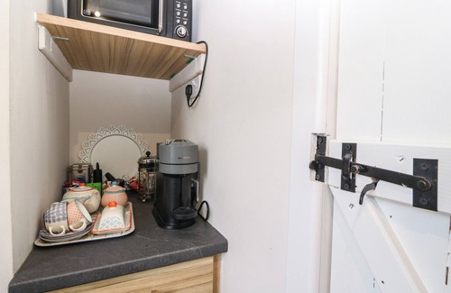 Llanfaethlu Cabaña | THE GRANARY (YR YSGUBOR), romantic, with a garden in Llanfaethlu