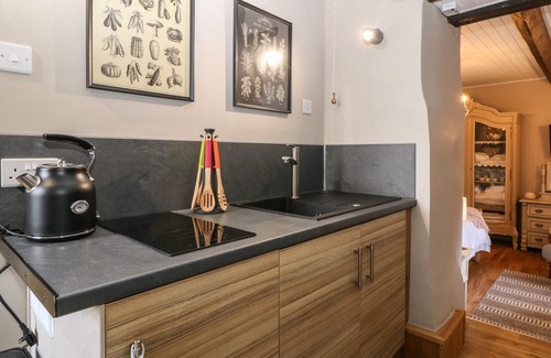 Llanfaethlu Cabaña | THE GRANARY (YR YSGUBOR), romantic, with a garden in Llanfaethlu