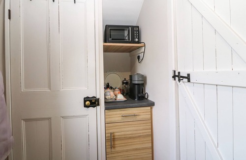 Llanfaethlu Cabaña | THE GRANARY (YR YSGUBOR), romantic, with a garden in Llanfaethlu