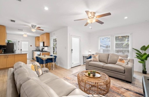 Historic Hyde Park North Casa | 1209 S Gunby ALL - Grand Hyde Out