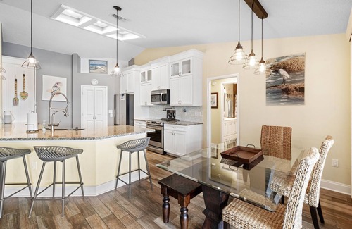 Apollo Beach Casa | The Gray Dolphin at Casa de Kingston — Waterfront Oasis in Apollo Beach