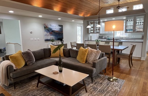 Niobe Casa | The Gray Owl - A Modern Cottage for 8 with Hot tub